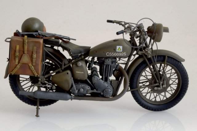 Motocykl TRIUMPH (Italeri 1:9)