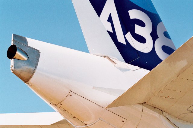 04218 - Airbus A 380 (Design New livery First Flight) (Revell 1:144) 