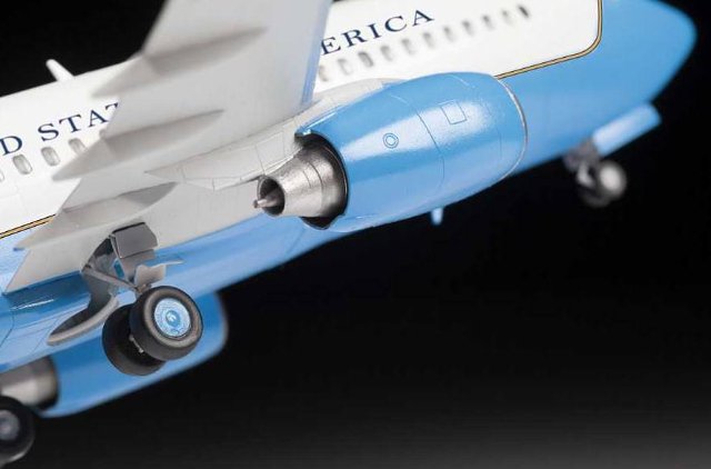 Boeing 737-700/C-40B (Zvezda 1:144)