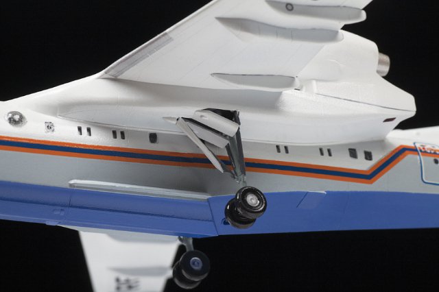 Beriev Be-200 Amphibious Aircraft (1:144)