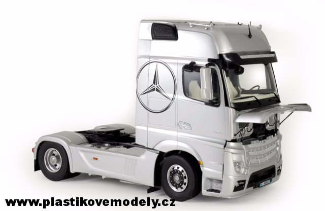 Truck Mercedes Benz Actros MP4 Gigaspace (Italeri 1:24)
