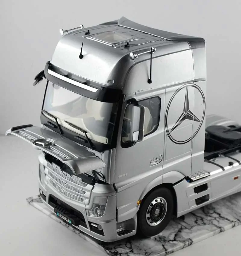 Truck Mercedes Benz Actros MP4 Gigaspace (Italeri 1:24)